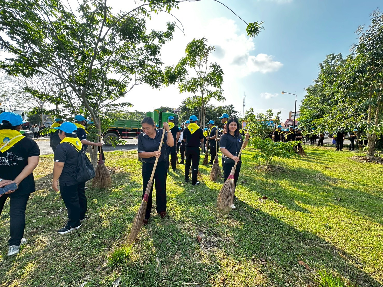 title - วันที่ 1 เมษายน 2569 นายวิทูล ประดิษฐบุญ ปฏิรูปที่ดินจังหวัดปราจีนบุรี มอบหมายให้เจ้าหน้าที่ ส.ป.ก.ปราจีนบุรี เข้าร่วมกิจกรรม จิตอาสาเนื่องในวันที่ระลึกพระบาทสมเด็จพระพุทธยอดฟ้าจุฬาโลกมหาราช และวันที่ระลึกมหาจักรีบรมราชวงศ์ 6 เมษายน 2569